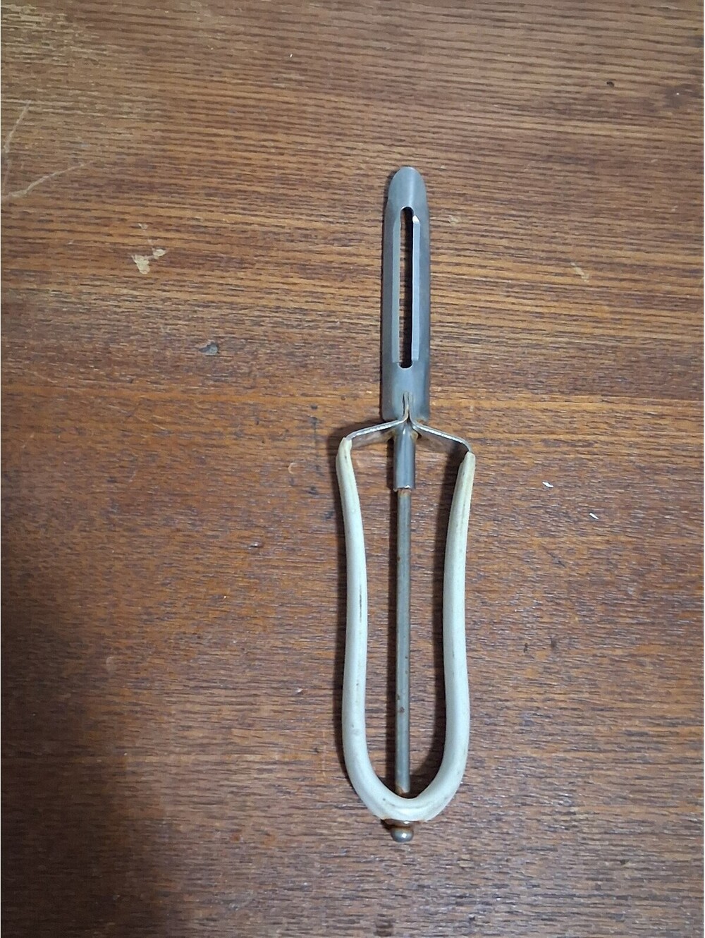 Vintage "Nee-Action" Vegetable/Fruit Peeler With Coated Handle